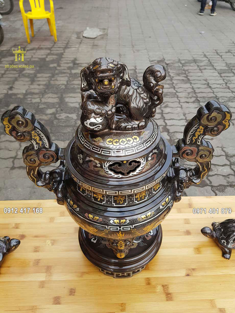 Bề mặt sản phẩm đỉnh đồng khảm ngũ sắc được mạ nguy&ecirc;n liệu v&agrave;ng, bạc cao cấp